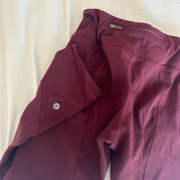 Lululemon Leggings With Adjustable Waistband and Pockets in a Marroon color - Picture 3 of 5